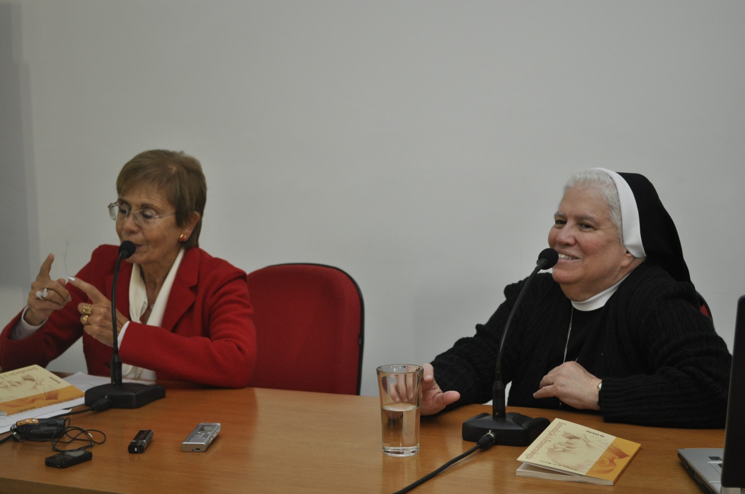 Angela Ales Bello e Irmão Jacinta Turolo no Instituto de Psicologia da USP em 2011